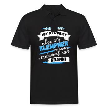 LUSTIGER KLEMPTNER HANDWERKER INSTALLATEUR SPRUCH - Männer Poloshirt - Schwarz - Vorne - Kai (181cm)