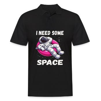 Ich brauche etwas Freiraum - Entspannter Astronaut - Männer Poloshirt - Schwarz - Vorne - Kai (181cm)