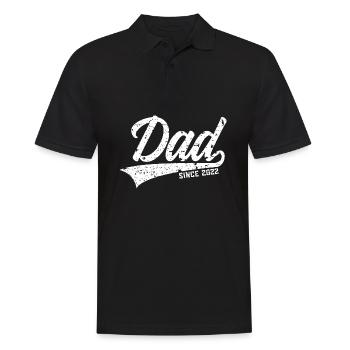 PAPA SEIT 2022 DAD SINCE 2022 - Männer Poloshirt - Schwarz - Vorne - Kai (181cm)