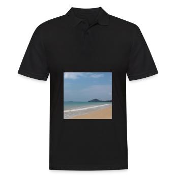 Strand mit Meer und blauem Himmel - Männer Poloshirt - Schwarz - Vorne - Kai (181cm)