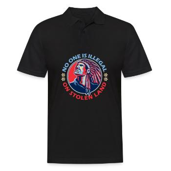 Niemand ist auf gestohlenem Land illegal - Männer Poloshirt - Schwarz - Vorne - Kai (181cm)