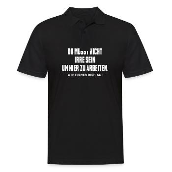 Du Musst Nicht Irre Sein Um Hier Zu Arbeiten Witz - Männer Poloshirt - Schwarz - Vorne - Kai (181cm)