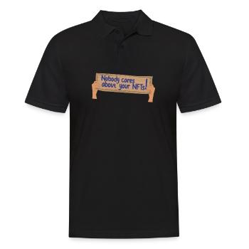 Hold Up Sign Nobody cares about your NFTs Shirt - Männer Poloshirt - Schwarz - Vorne - Kai (181cm)