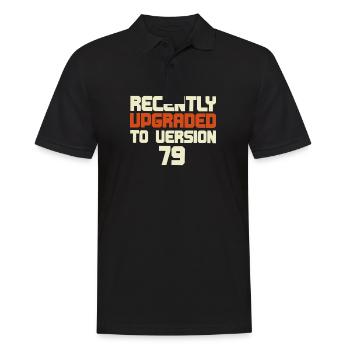 Funny Birthday Tee - Upgraded To Version )&"&Text( - Männer Poloshirt - Schwarz - Vorne - Kai (181cm)