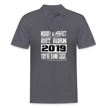 Personne n’est parfait mais né 2019 anniversaire - Polo Homme - charbon - Devant - Nico (186cm)