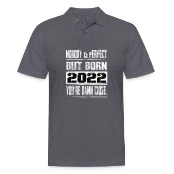 Personne n’est parfait mais né 2022 anniversaire - Polo Homme - charbon - Devant - Nico (186cm)