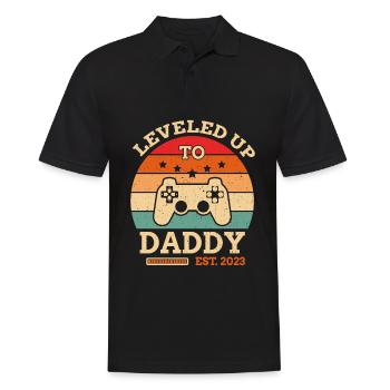 Level Up To Daddy 2023 Gamer - Männer Poloshirt - Schwarz - Vorne - Kai (181cm)