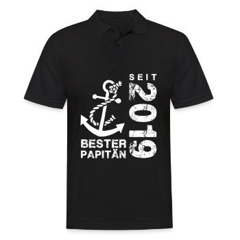 Papitän seit 2019 - Männer Poloshirt - Schwarz - Vorne - Kai (181cm)