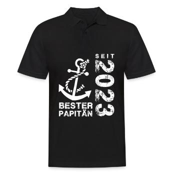 Papitän seit 2023 - Männer Poloshirt - Schwarz - Vorne - Kai (181cm)