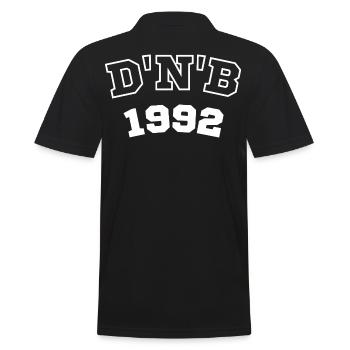 Dnb Outfit Drum & Bass Rave-Outfit für DJs, Raver - Männer Poloshirt - Schwarz - Hinten - Kai (181cm)