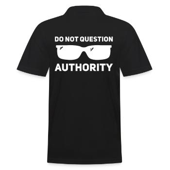 Autorität nicht in Frage stellen - Männer Poloshirt - Schwarz - Hinten - Kai (181cm)