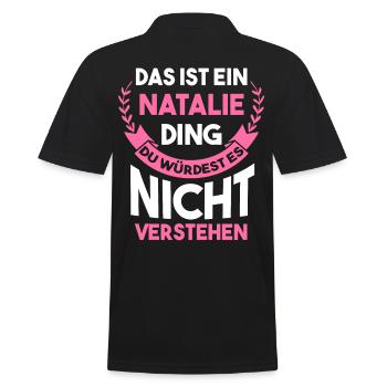 Natalie - Männer Poloshirt - Schwarz - Hinten - Kai (181cm)