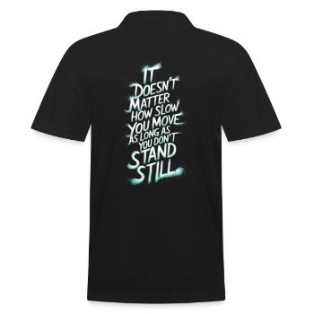 Es spielt keine Rolle, wie langsam du dich bewegst, solange du - Männer Poloshirt - Schwarz - Hinten - Kai (181cm)