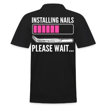Nägel installieren Bitte warten Nagel Technician - Männer Poloshirt - Schwarz - Hinten - Kai (181cm)