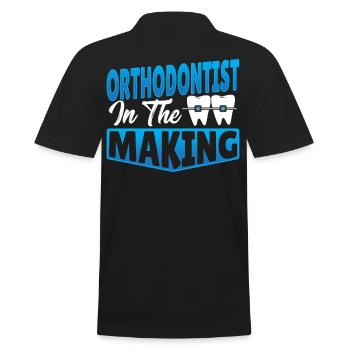 Kieferorthopäde in der Ausbildung - Männer Poloshirt - Schwarz - Hinten - Kai (181cm)