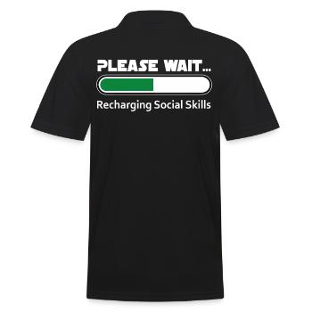 Introverti qui recharge ses compétences sociales - Dark BG - Polo Homme - noir - Dos - Kai (181cm)