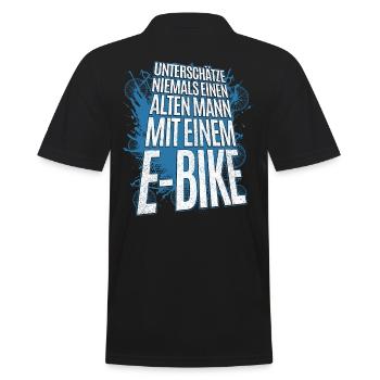 Unterschätze nie einen älteren Mann mit E-Bike - Männer Poloshirt - Schwarz - Hinten - Kai (181cm)