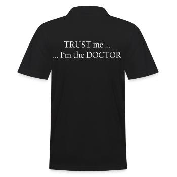 trust_me_doctor - Männer Poloshirt - Schwarz - Hinten - Kai (181cm)