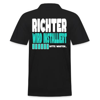 Richter wird installiert - Männer Poloshirt - Schwarz - Hinten - Kai (181cm)