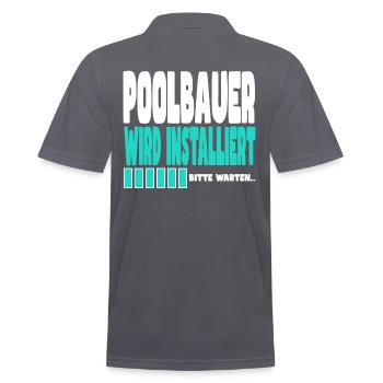 Poolbauer wird installiert - Männer Poloshirt - Anthrazit - Hinten - Nico (186cm)