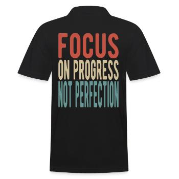 Focus on progress, not perfection - Männer Poloshirt - Schwarz - Hinten - Kai (181cm)