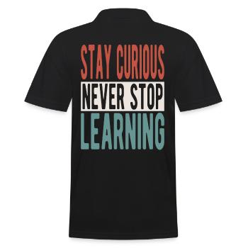 Stay curious, never stop learning - Männer Poloshirt - Schwarz - Hinten - Kai (181cm)