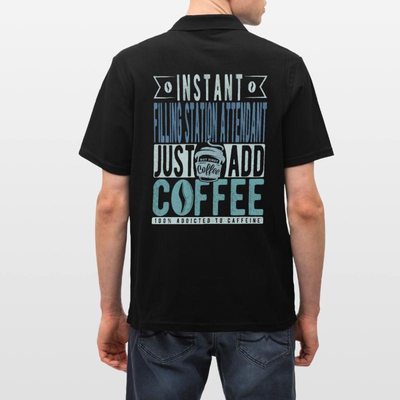 Le préposé à la station-service instantanée ajoute simplement du café Polo Homme
