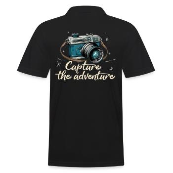 Capture The Adventure Retro Kamera - Männer Poloshirt - Schwarz - Hinten - Kai (181cm)