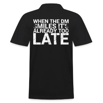 Wenn Der Dm Lächelt, Ist Es Schon Zu Spät Für - Männer Poloshirt - Schwarz - Hinten - Kai (181cm)