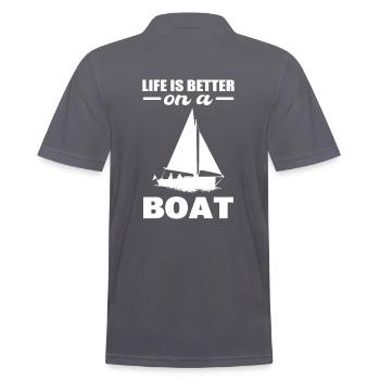 Life Is Better On A Boat Kommandant - Männer Poloshirt - Anthrazit - Hinten - Nico (186cm)