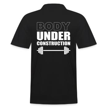 Body Under Construction Fitnesstrainer - Männer Poloshirt - Schwarz - Hinten - Kai (181cm)