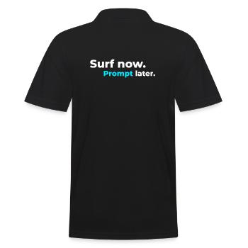 Surf now. Prompt later. – Surfer Spirit - Männer Poloshirt - Schwarz - Hinten - Kai (181cm)