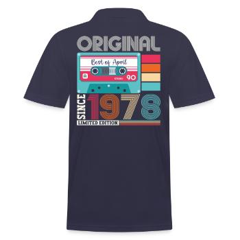 45e anniversaire homme April Born 1978 Cassette - Polo Homme - bleu marine - Dos - Kai (181cm)