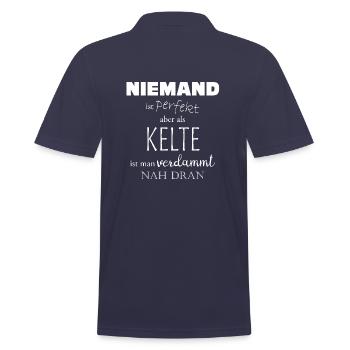 Niemand ist perfekt, aber als Kelte ... - Männer Poloshirt - Navy - Hinten - Kai (181cm)