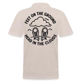 Mit den Füßen auf dem Boden – Kopf in den Wolken Design - Männer Poloshirt - Beige - Hinten - Nico (186cm)