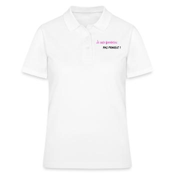 Je suis féminine pas fragile - PNK BLK - Polo Femme - blanc - Devant - Ailine (174cm)
