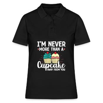 Je ne suis jamais plus qu’un cupcake loin de toi | - Polo Femme - noir - Devant - Ailine (174cm)
