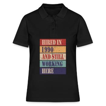 1990 eingestellt und immer noch hier tätig - Frauen Polo Shirt - Schwarz - Vorne - Ailine (174cm)