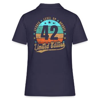 Mise à jour Level Up 42 Ans Édition Limitée Rétro - Polo Femme - bleu marine - Dos - Ailine (174cm)