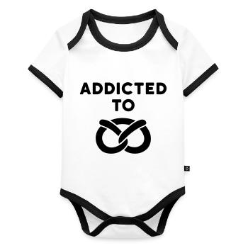 Addicted to pretzel (Brezel) - Baby Bio-Kurzarm-Kontrastbody - Weiß/Schwarz  - Vorne