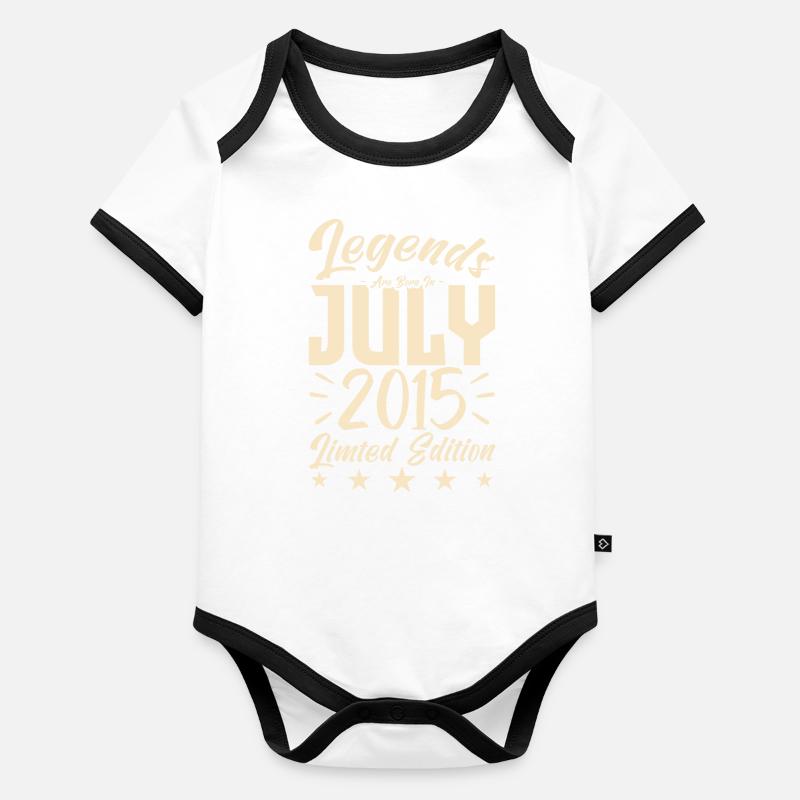 Geboren im Juli 2015. Geburtstagsgeschenk. Baby Bio-Kurzarm-Kontrastbody
