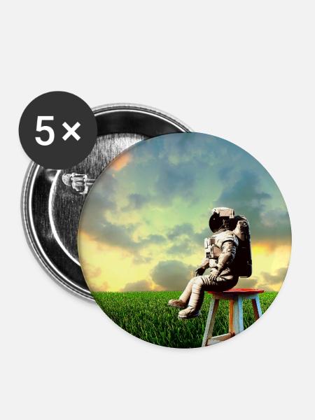 Astronaut bei Dämmerung auf dem Feld - Buttons mittel 32 mm (5er Pack) - Weiß