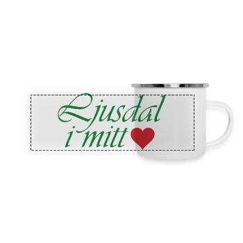 Ljusdal in der Mitte – grüner Text und rotes Herz - Panorama Emaille-Tasse - Weiß - Vorne