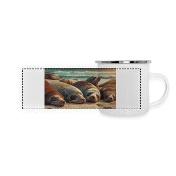 Niedliche Tiere chillen – Seelöwe schläft am Strand - Panorama Emaille-Tasse - Weiß - Vorne