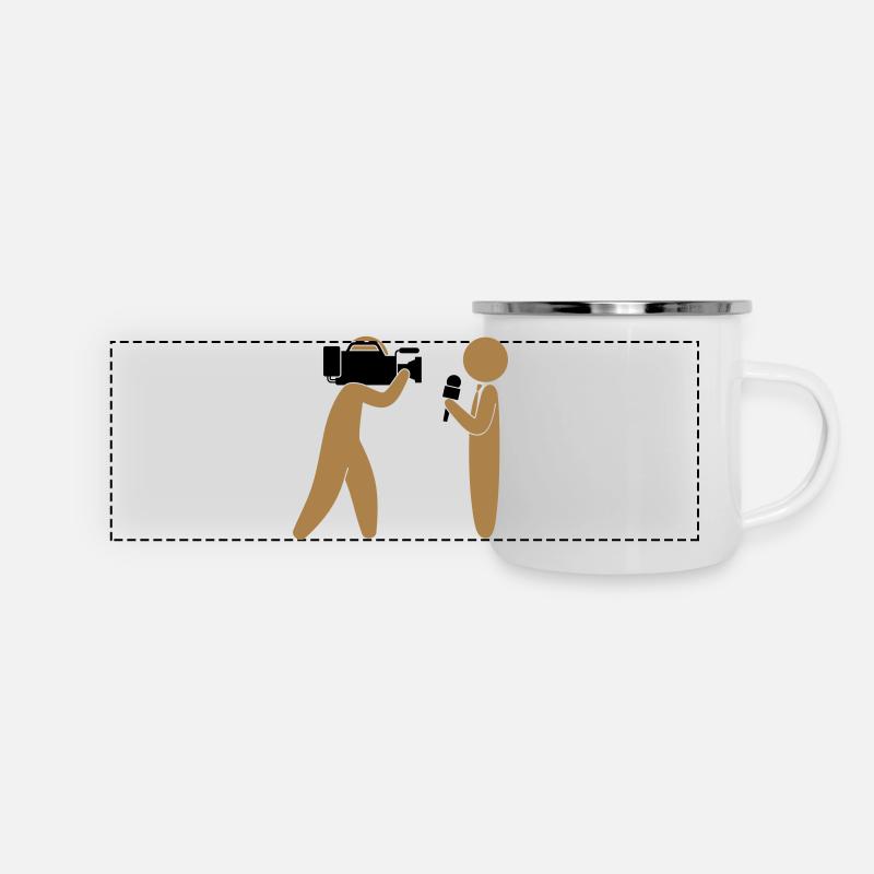 Reporter spricht vor Kamera - Panorama Emaille-Tasse - Weiß
