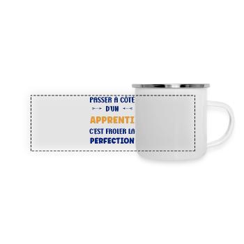 Einen Lehrling verpassen – Perfektion - Panorama Emaille-Tasse - Weiß - Vorne