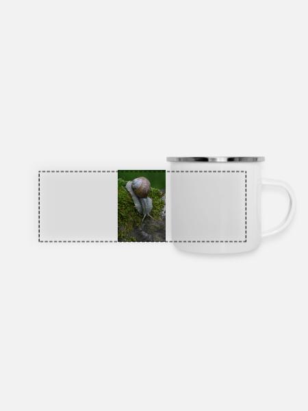Flüstern der Schnecke im Moos - Panorama Emaille-Tasse - Weiß