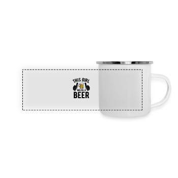 This girl needs a beer - Biertrinker - Spruch - Panorama Emaille-Tasse - Weiß - Vorne
