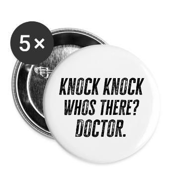 DOCTORS: Knock Knock Doctor - Lot de 5 petits badges (25 mm) - blanc - Devant