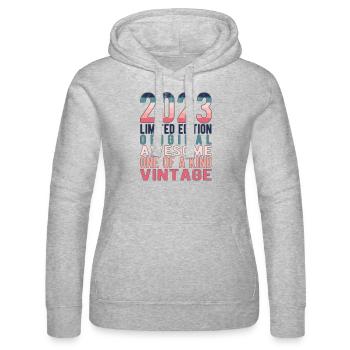 Limited Edition seit 2023 Geburtstag Vintage 2023 - Frauen Kapuzen Sweater von Russell - Grau meliert - Vorne - Marisol (170cm)